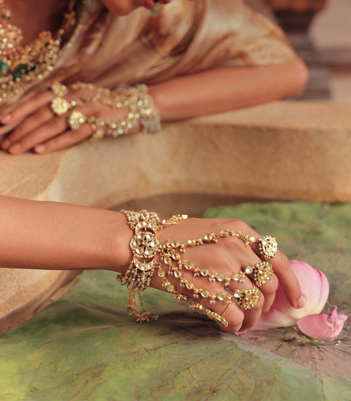 AVNI WHITE KUNDAN HATHPHOOL