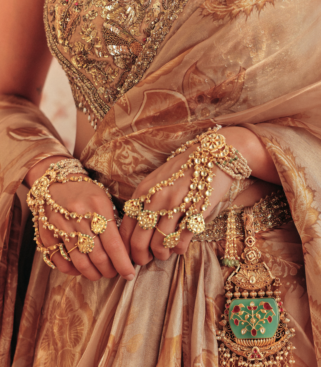 AVNI WHITE KUNDAN HATHPHOOL