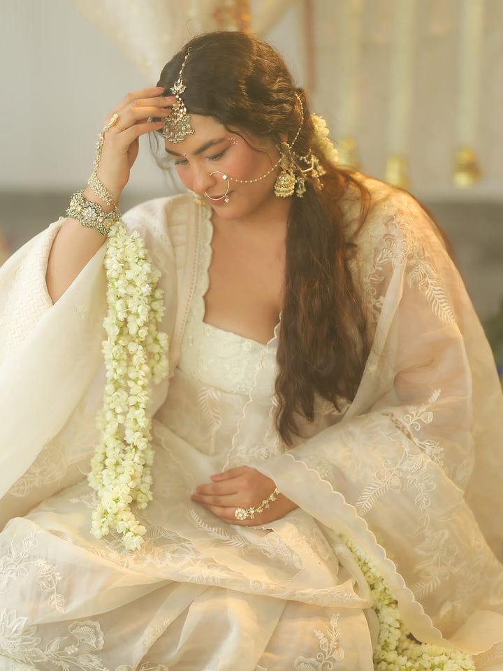 VISHNUPRIYA GOLD PLATED WHITE & GREEN KUNDAN BANGLE